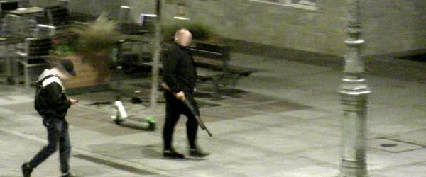 Mężczyzna z bronią przemieszczający się po ulicy Sienkiewicza w środku nocy
