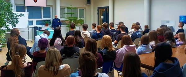 Spotkania profilaktyczne strażników miejskich z młodzieżą